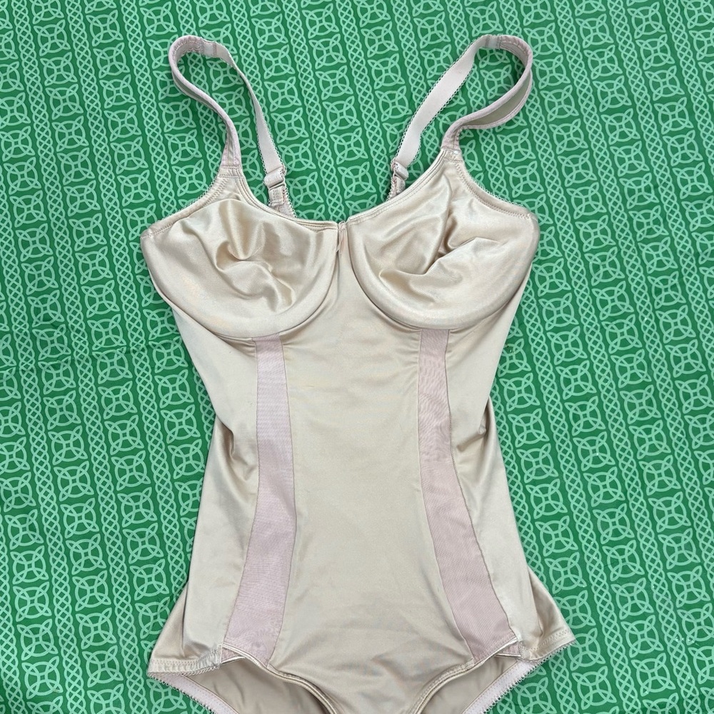Wacoal 80985 Slimming Shapwear Bodysuit With Built In Bra 36C